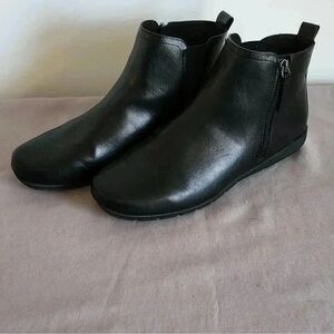 Easy Spirit Black Leather Ankle Booties